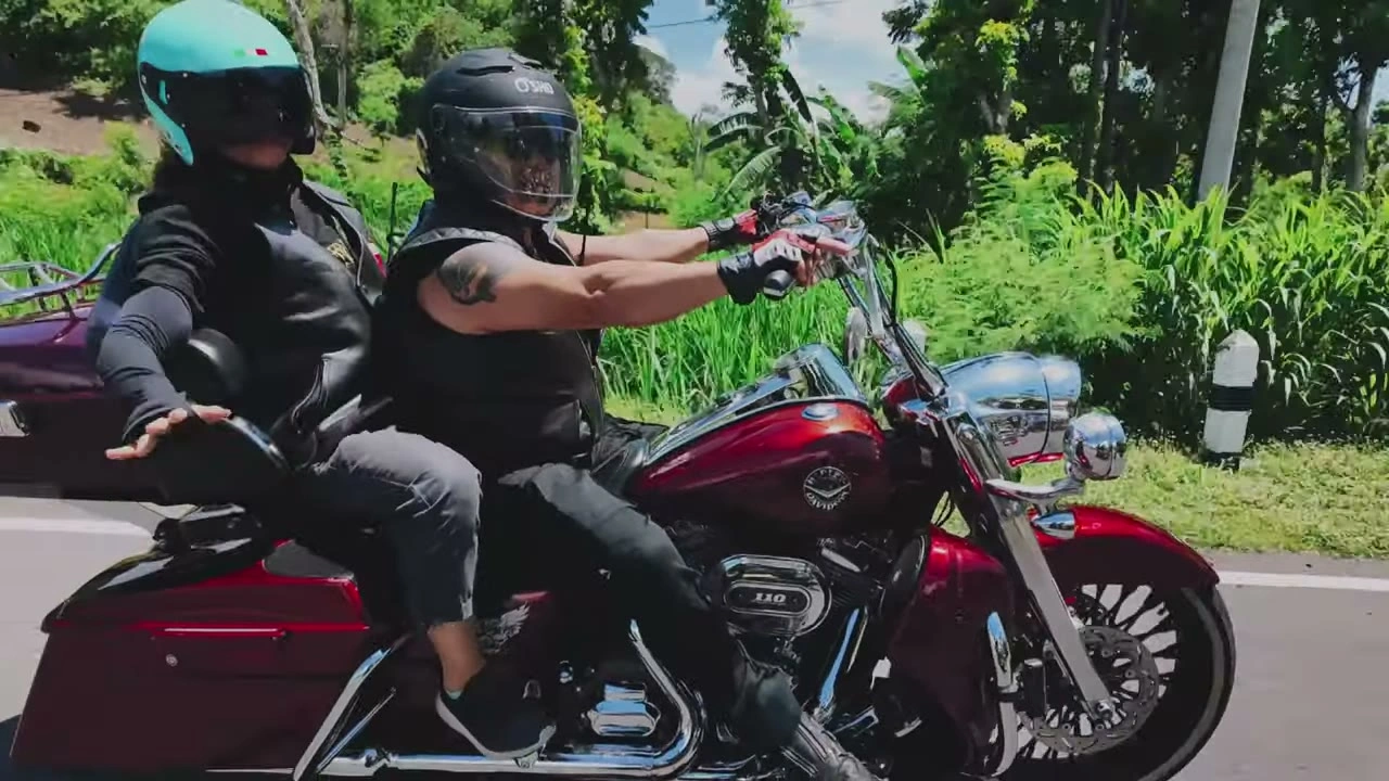 赤バイク相乗りの2人（走行）｜2025年12月 バリ島ハーレーツーリング — TEAM THE GHOST West Bali