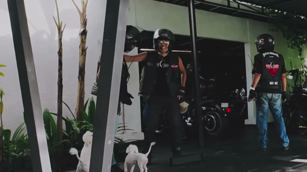 ガレージで両手を上げるメンバー｜2025年12月 バリ島ハーレーツーリング — TEAM THE GHOST West Bali