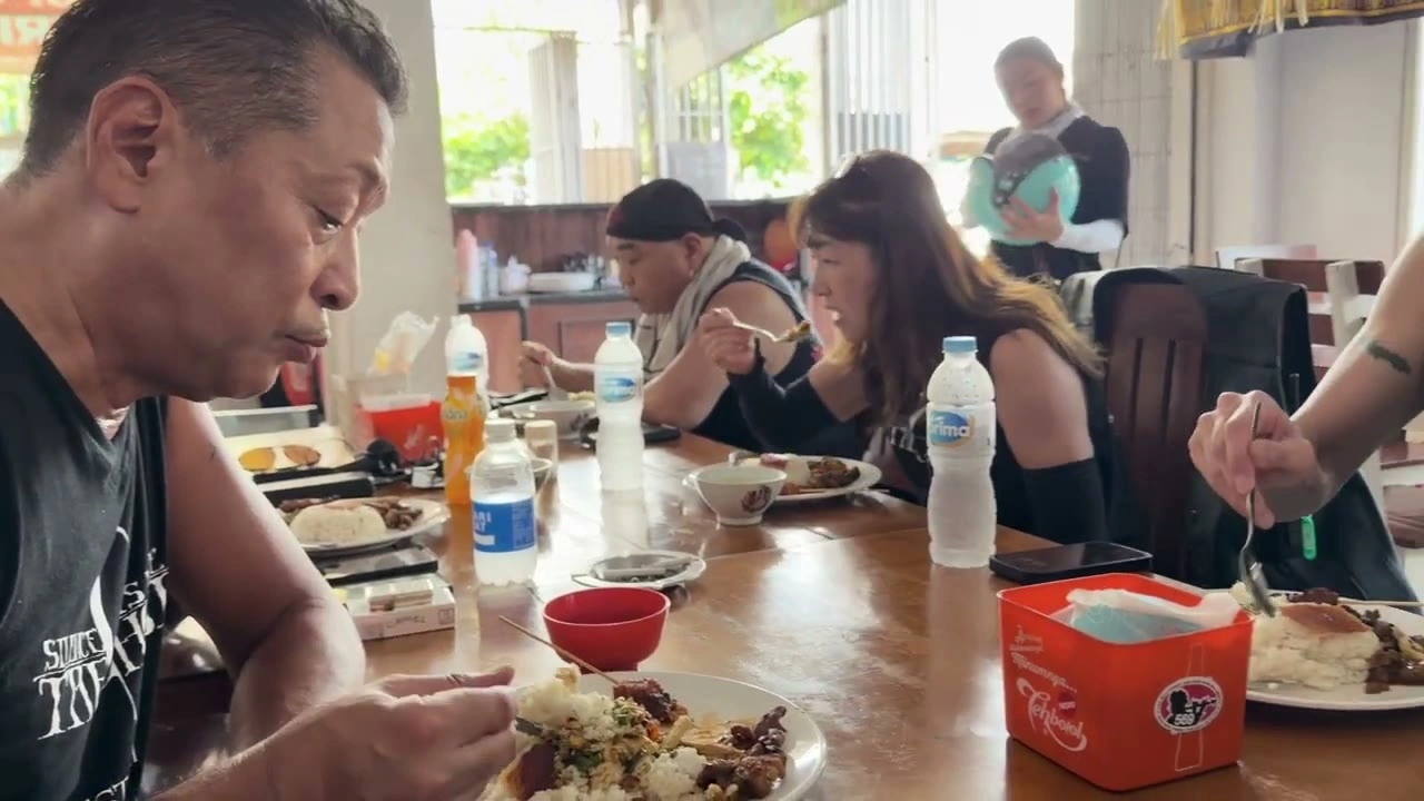 食事中のメンバー顔アップ｜2025年12月 バリ島ハーレーツーリング — TEAM THE GHOST West Bali