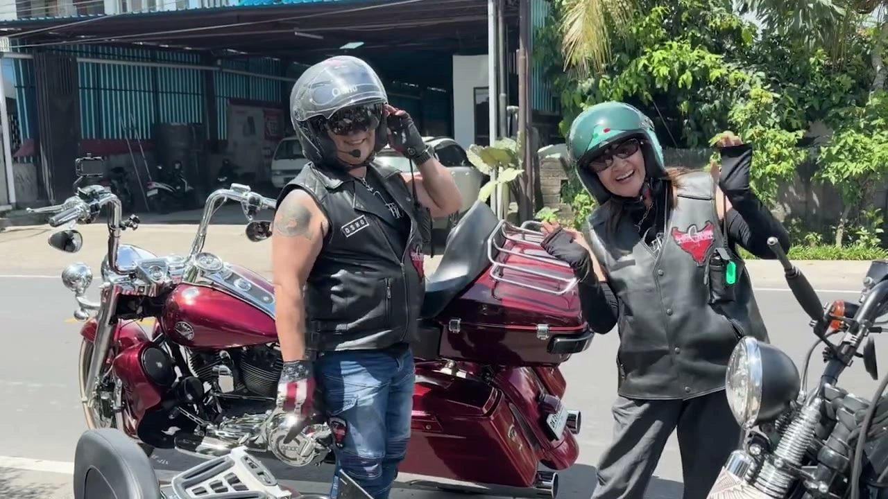 バイクにまたがる2人（停車）｜2025年12月 バリ島ハーレーツーリング — TEAM THE GHOST West Bali