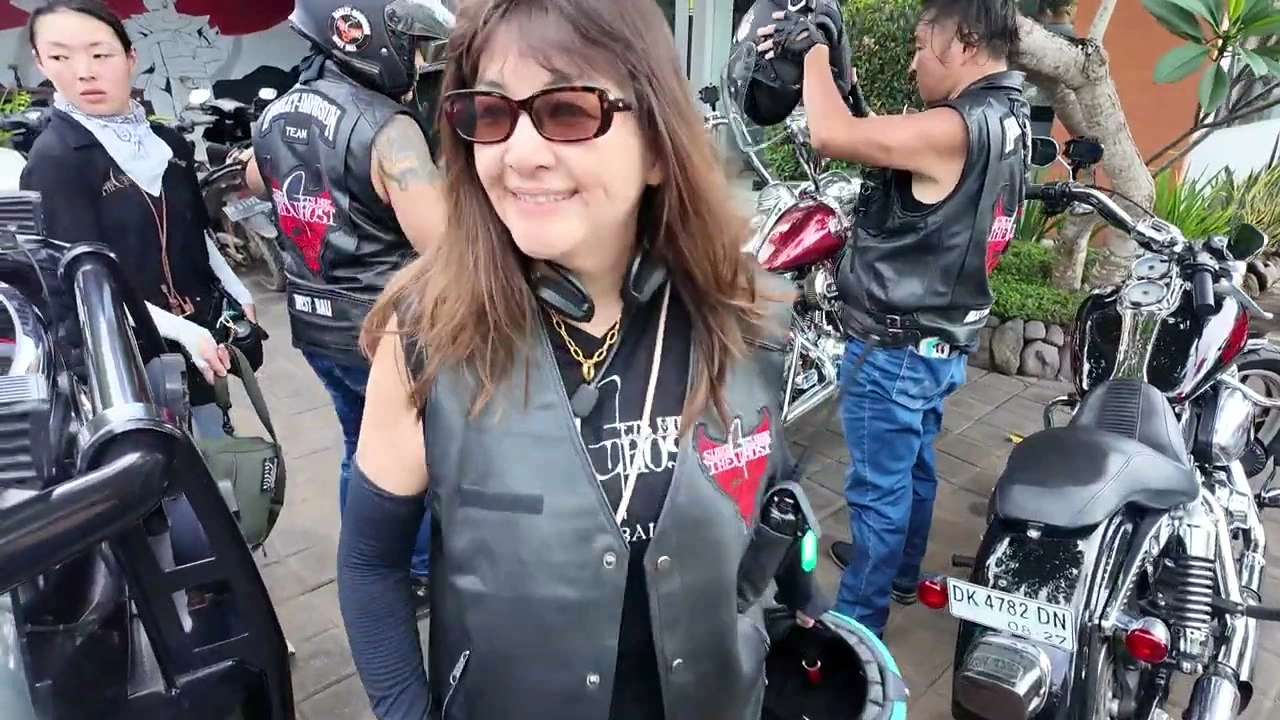 サングラスで微笑む女性メンバー｜2025年12月 バリ島ハーレーツーリング — TEAM THE GHOST West Bali
