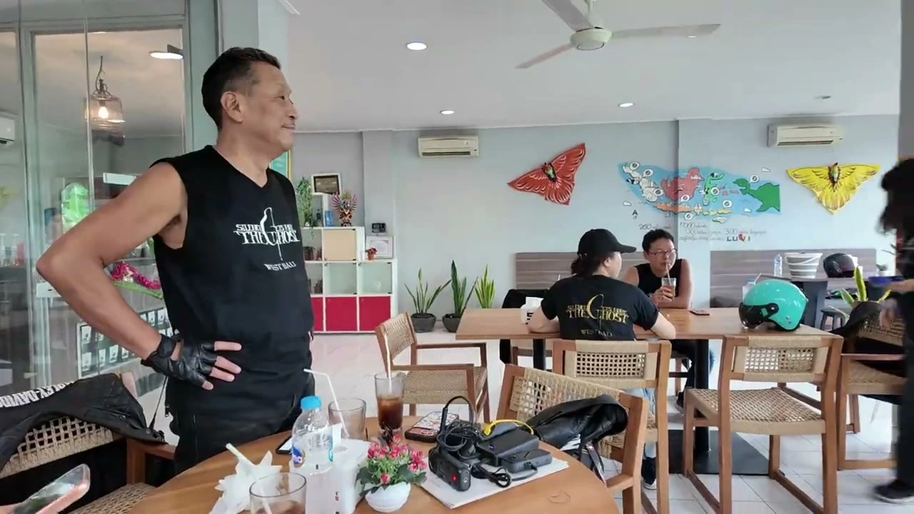 ベスト姿のメンバー（カフェ）｜2025年12月 バリ島ハーレーツーリング — TEAM THE GHOST West Bali