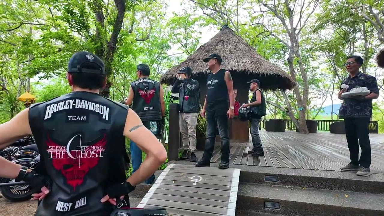 休憩所で談笑する集合｜2025年12月 バリ島ハーレーツーリング — TEAM THE GHOST West Bali