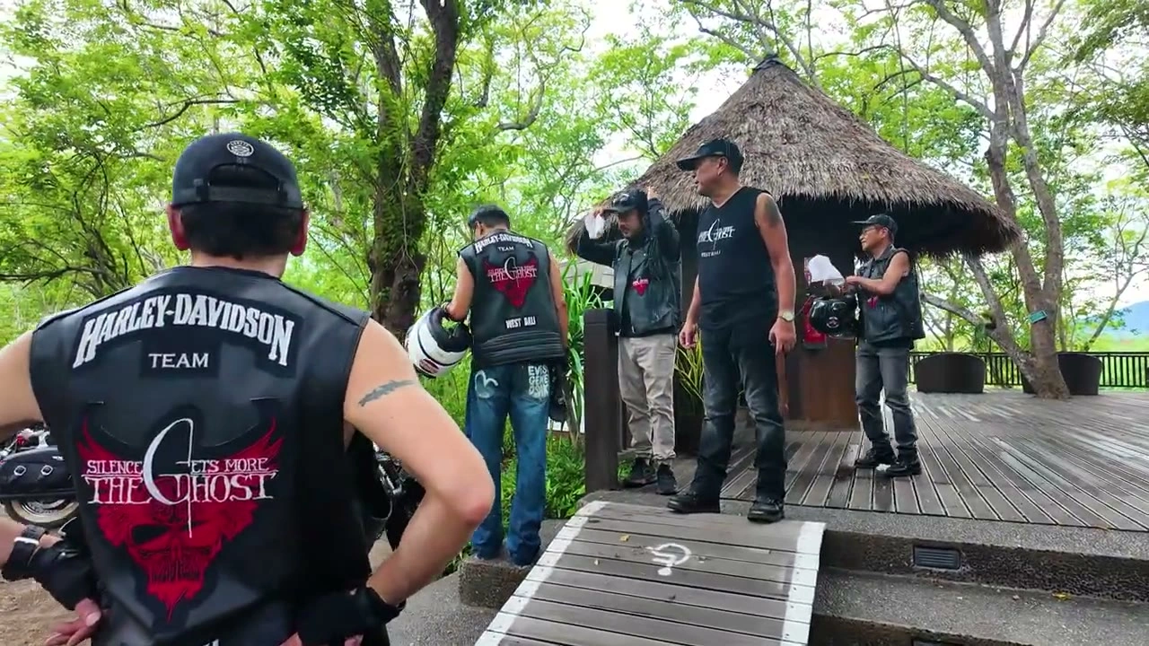 立ち話するメンバーたち｜2025年12月 バリ島ハーレーツーリング — TEAM THE GHOST West Bali
