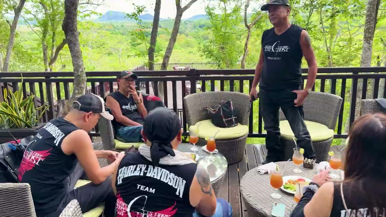 デッキで談笑（立つメンバー）｜2025年12月 バリ島ハーレーツーリング — TEAM THE GHOST West Bali