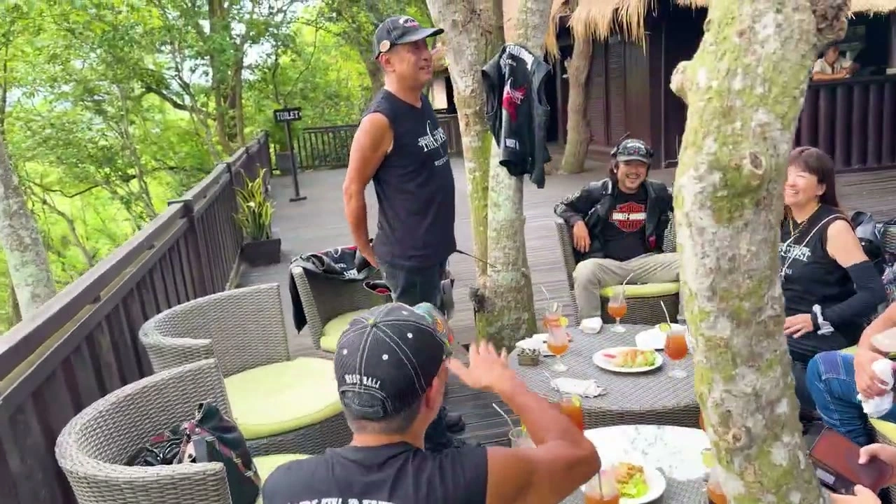 ラウンジでくつろぐ集合｜2025年12月 バリ島ハーレーツーリング — TEAM THE GHOST West Bali