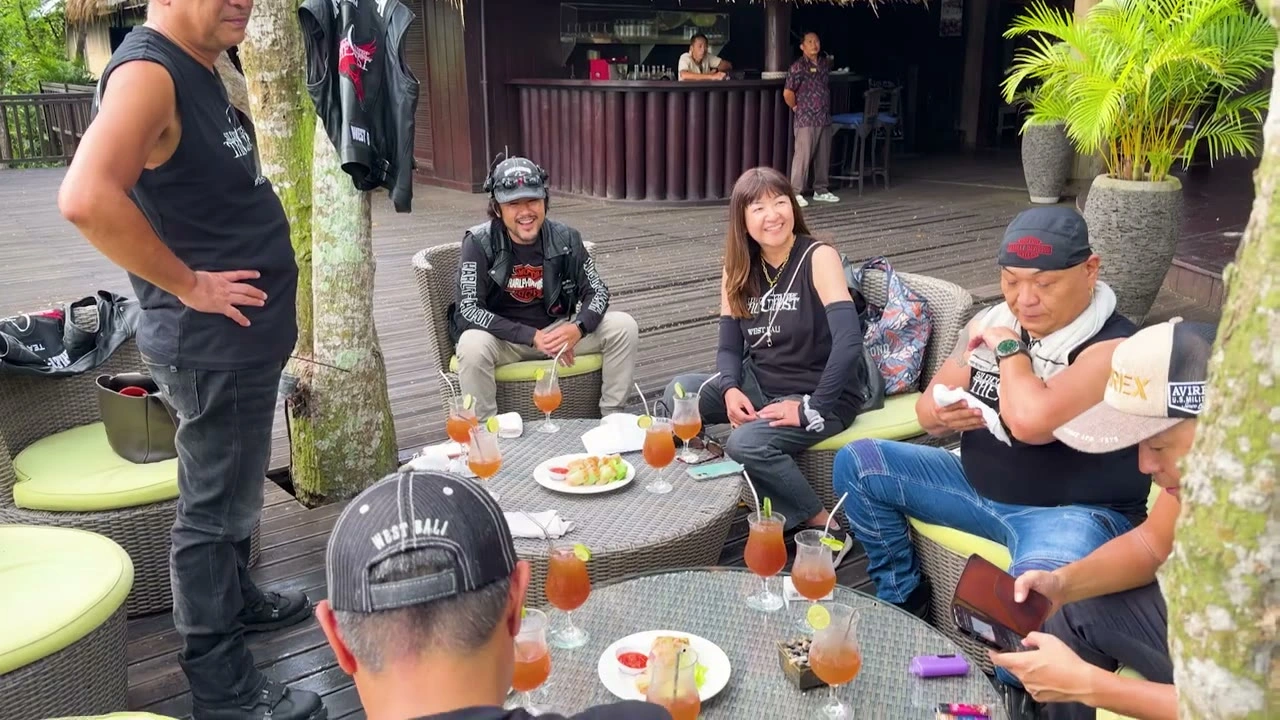 ラウンジで団らん｜2025年12月 バリ島ハーレーツーリング — TEAM THE GHOST West Bali