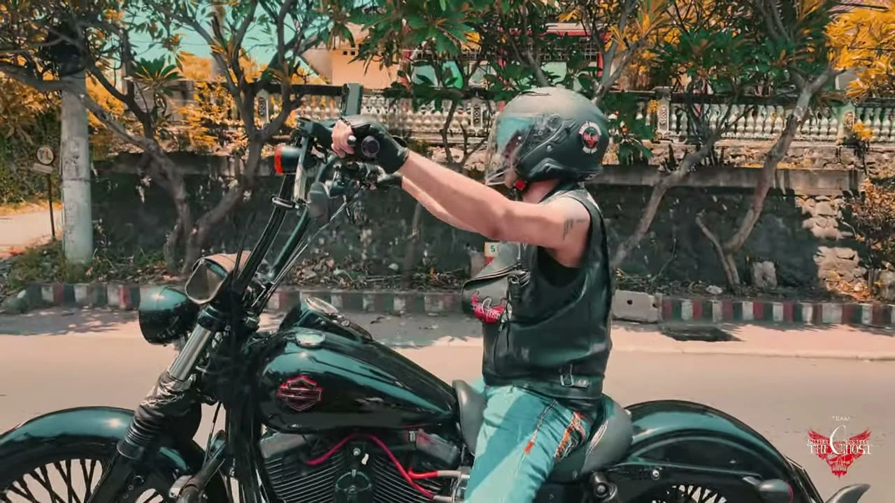 ライダーが手を広げる（顔アップ）｜2026年1月 バリ島ハーレーツーリング — TEAM THE GHOST West Bali