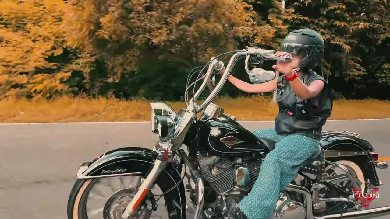 女性ライダー顔アップ正面（田んぼ）｜2026年1月 バリ島ハーレーツーリング — TEAM THE GHOST West Bali