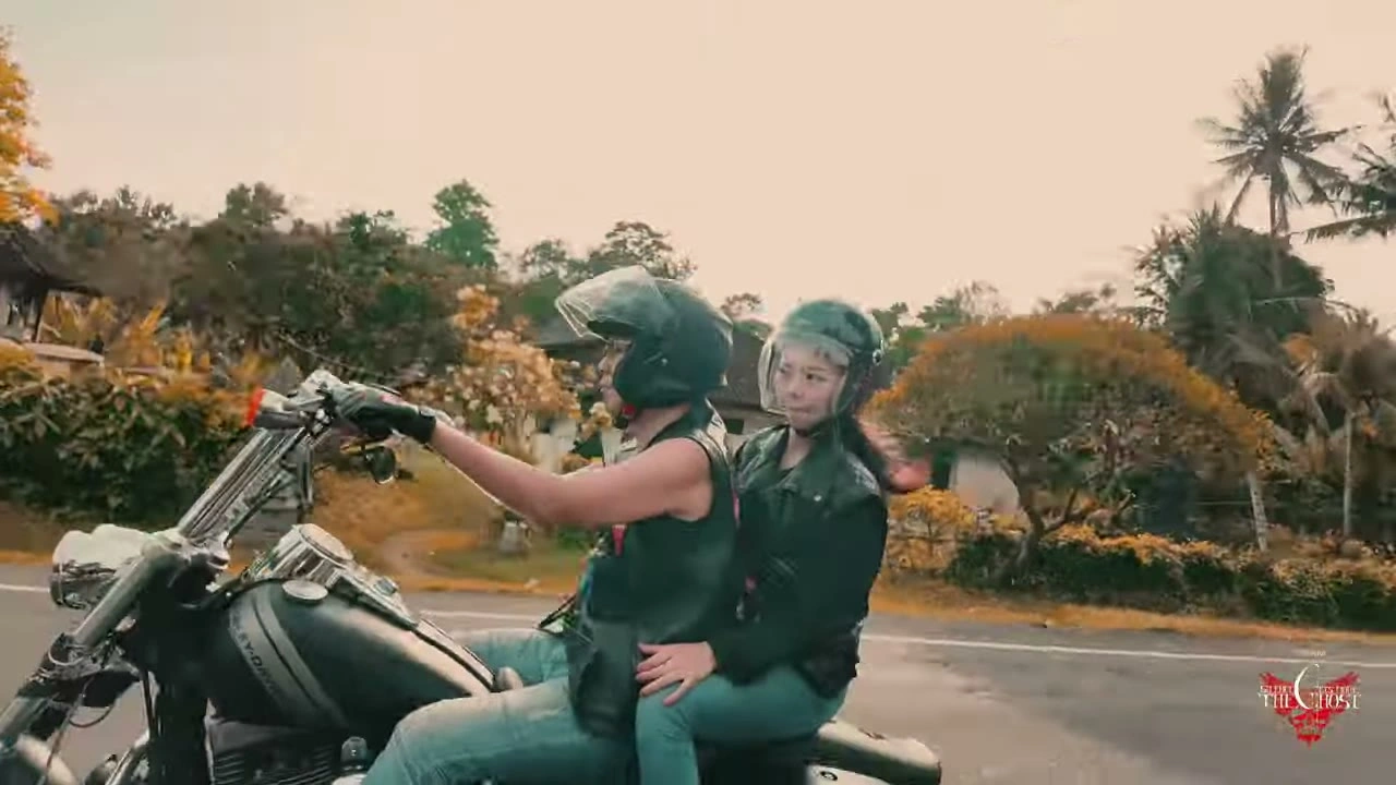 2人乗りのライダー（女性）｜2026年1月 バリ島ハーレーツーリング — TEAM THE GHOST West Bali