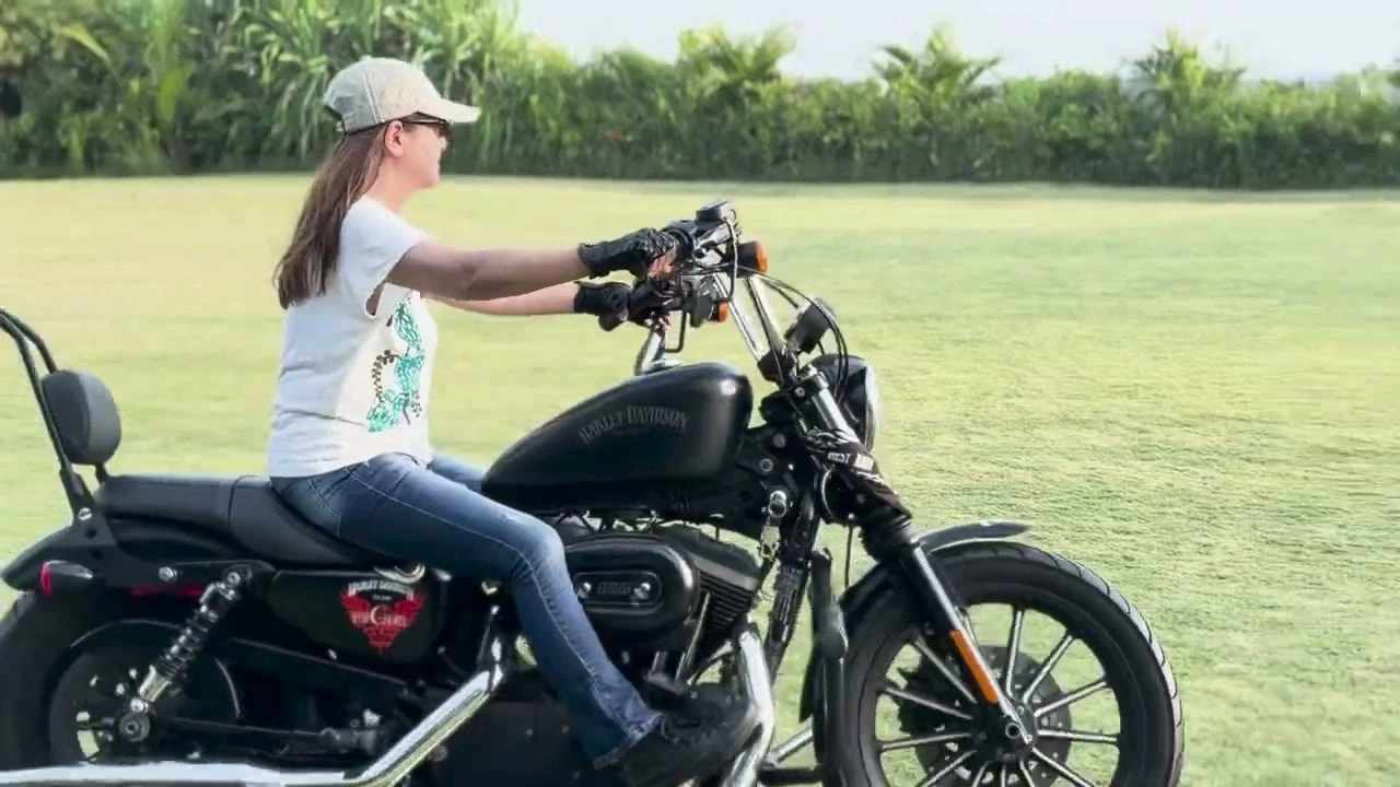 女性ライダーが芝生で練習｜2026年1月 バリ島ハーレーツーリング — TEAM THE GHOST West Bali