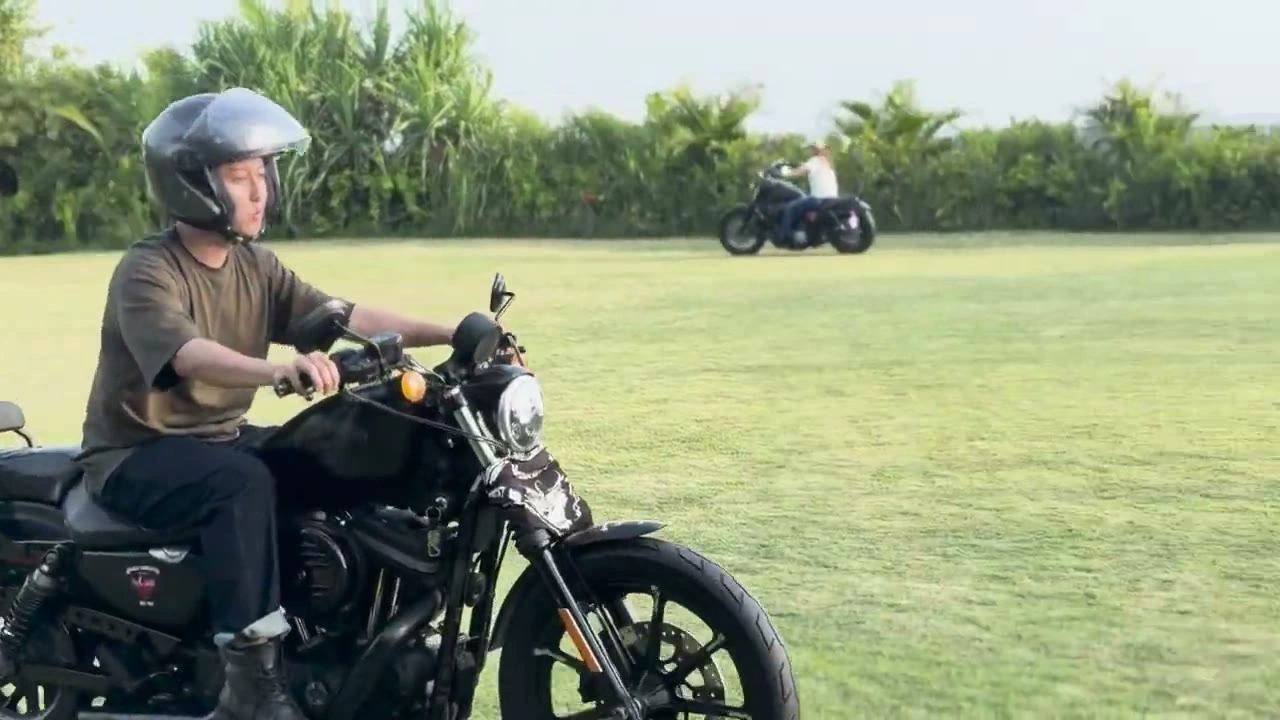 茶シャツのライダー顔正面（芝生）｜2026年1月 バリ島ハーレーツーリング — TEAM THE GHOST West Bali