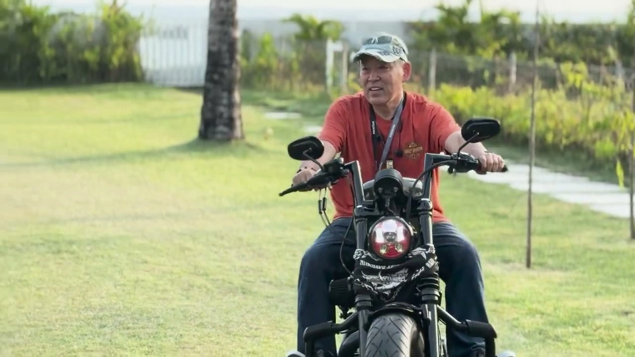 赤シャツのライダー正面｜2026年1月 バリ島ハーレーツーリング — TEAM THE GHOST West Bali