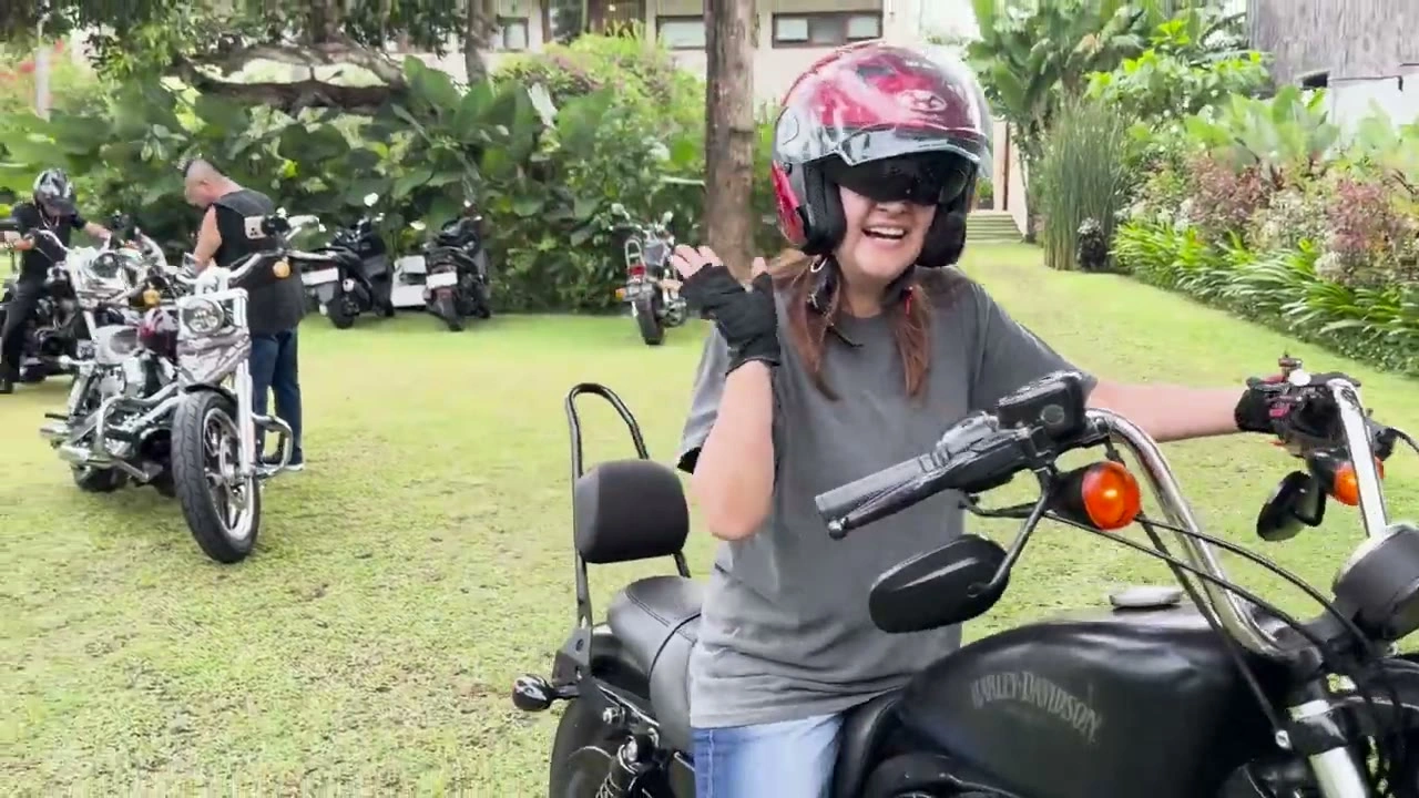 ピンクヘルメットの女性が手を振る（笑顔）｜2026年1月 バリ島ハーレーツーリング — TEAM THE GHOST West Bali