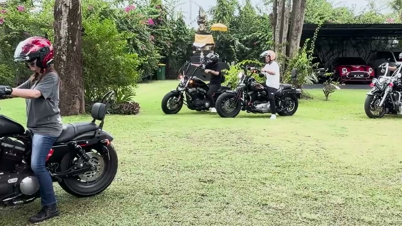 ピンクヘルメットの女性ライダー正面｜2026年1月 バリ島ハーレーツーリング — TEAM THE GHOST West Bali