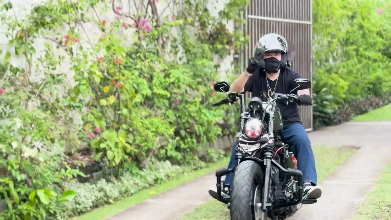 白ヘルメットの男性ライダー正面（門を出る）｜2026年1月 バリ島ハーレーツーリング — TEAM THE GHOST West Bali