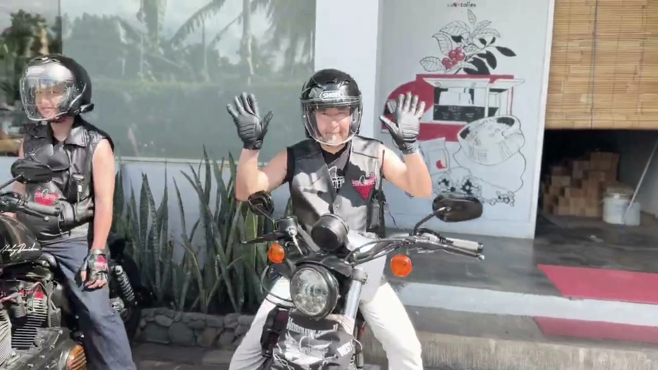 メンバーが両手を振る｜2026年1月 バリ島ハーレーツーリング — TEAM THE GHOST West Bali