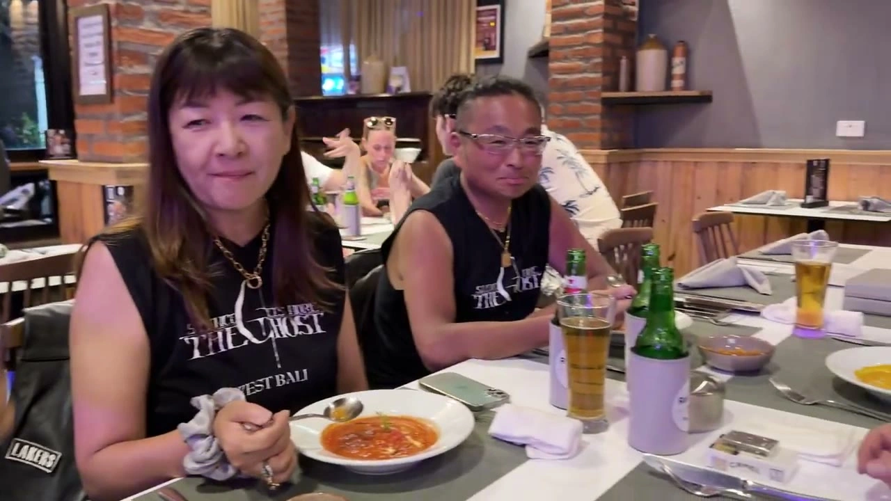女性メンバー＋男性が食事｜2026年1月 バリ島ハーレーツーリング — TEAM THE GHOST West Bali