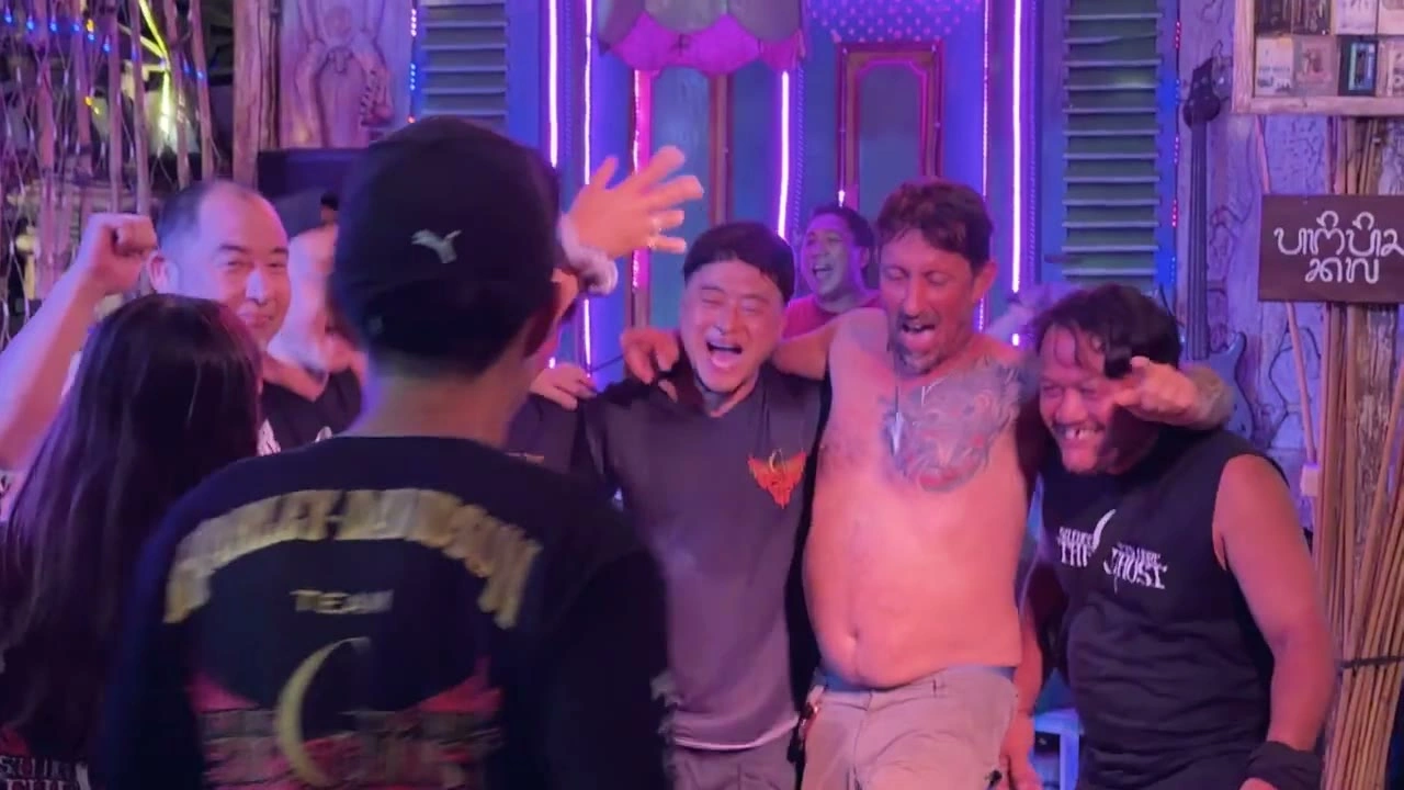 大勢が肩を組んで大笑い（バー）｜2026年1月 バリ島ハーレーツーリング — TEAM THE GHOST West Bali