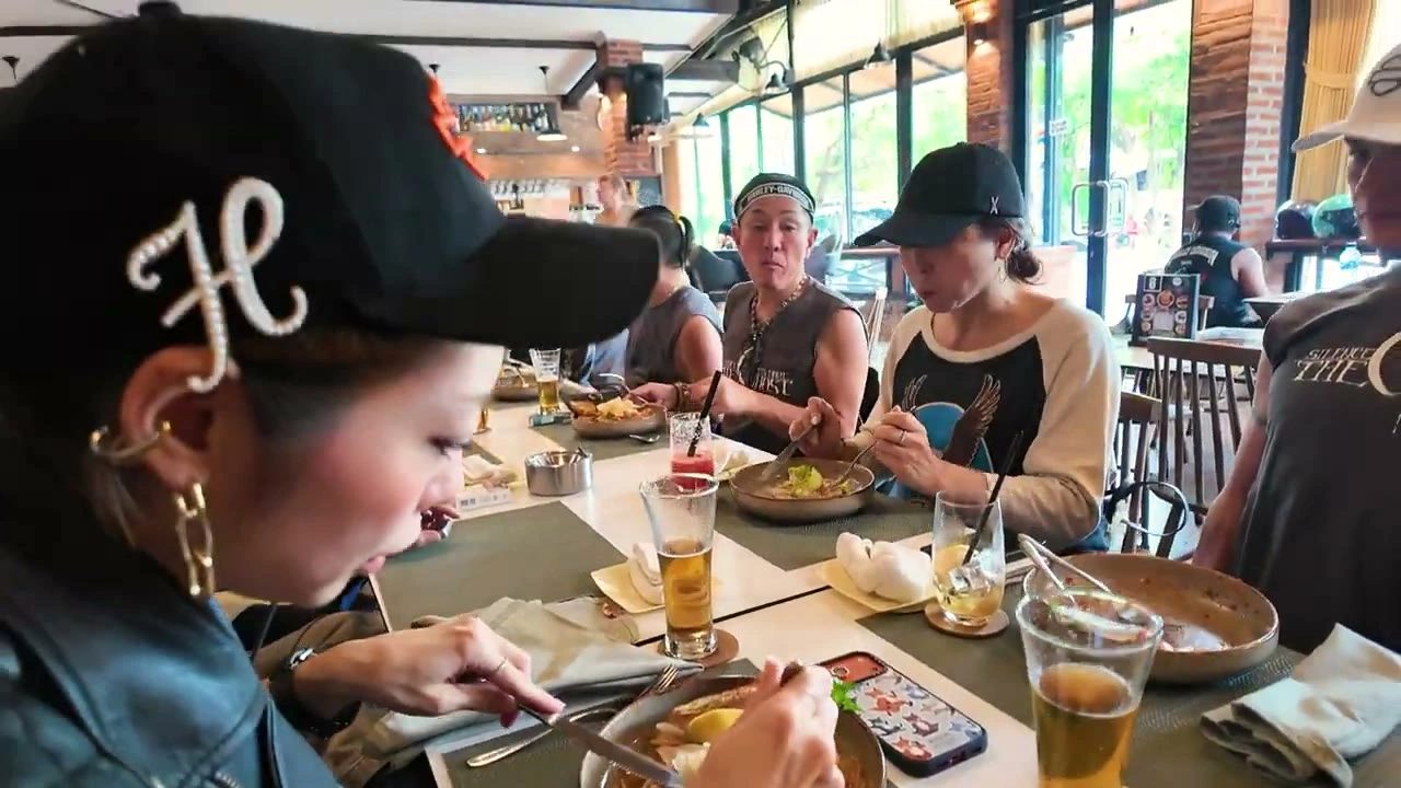 キャップの女性メンバー顔アップ｜2026年1月 バリ島ハーレーツーリング — TEAM THE GHOST West Bali