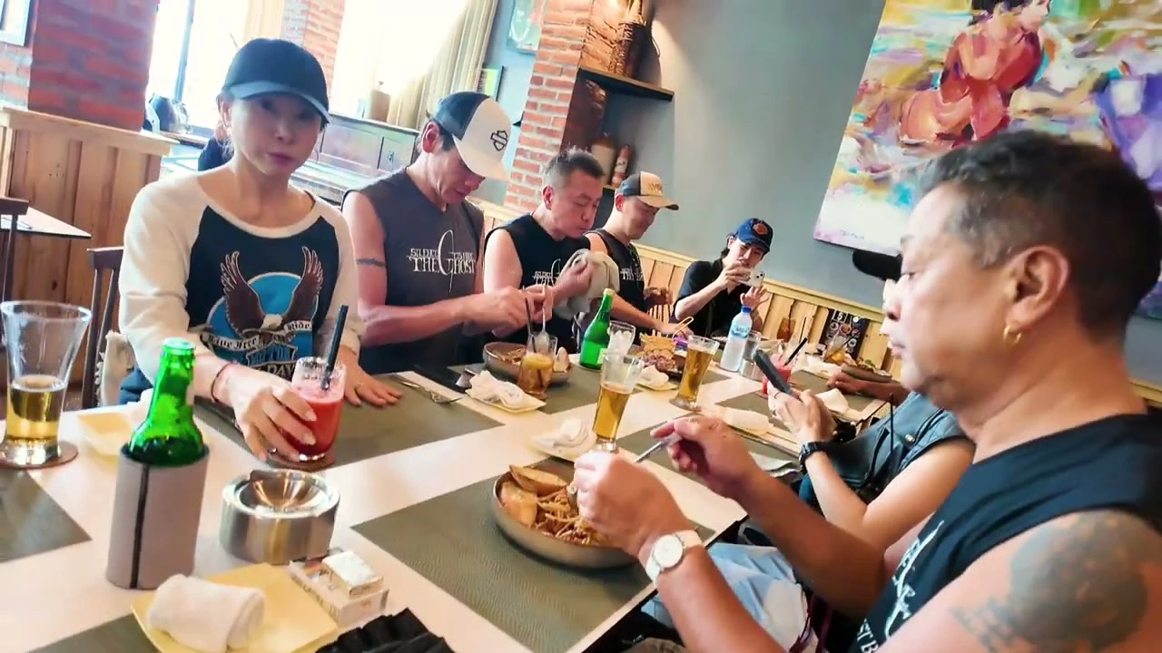 2人のメンバーが食事｜2026年1月 バリ島ハーレーツーリング — TEAM THE GHOST West Bali