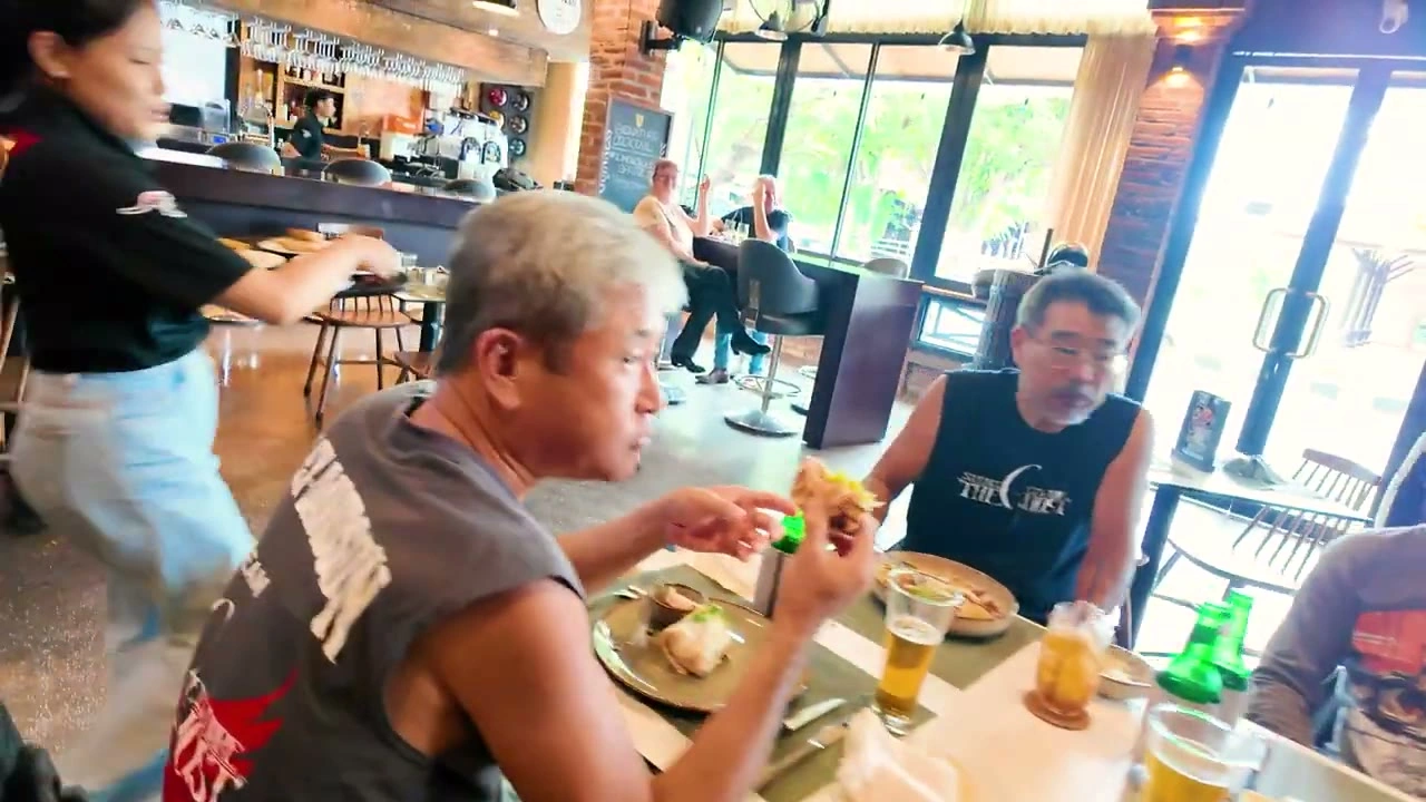 女性メンバー＋2人が食事｜2026年1月 バリ島ハーレーツーリング — TEAM THE GHOST West Bali