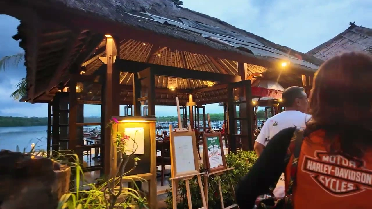 湖のほとりのレストラン（景色）｜2026年1月 バリ島ハーレーツーリング — TEAM THE GHOST West Bali