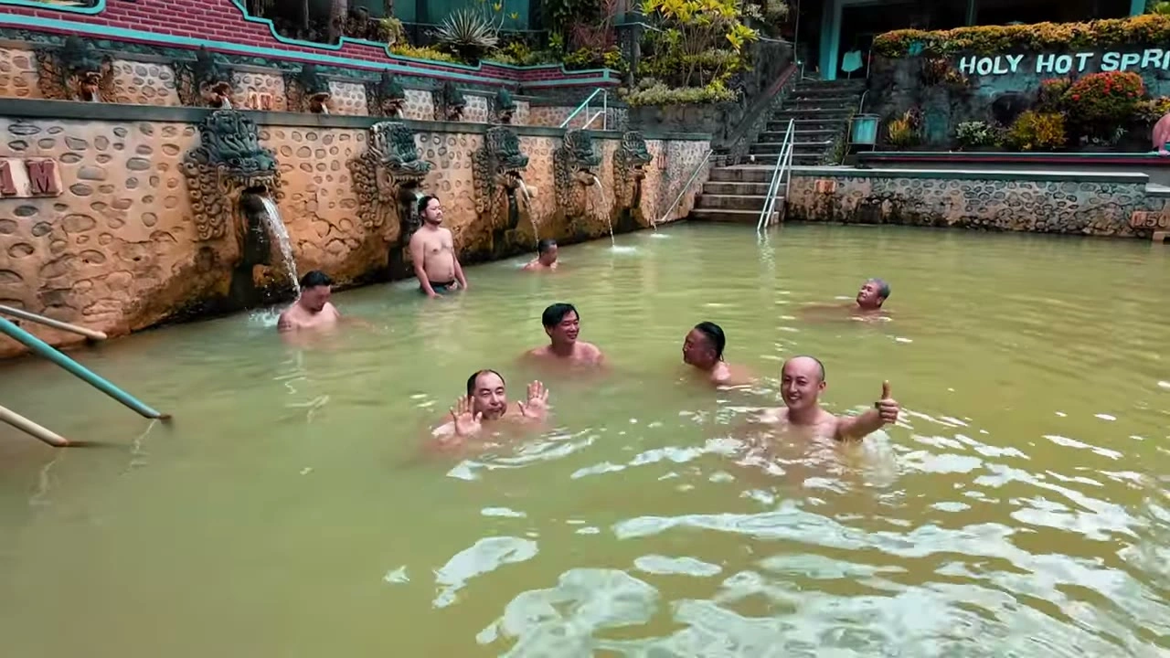 Holy Hot Spring（温泉）に入るメンバー（笑顔）｜2026年2月 バリ島ハーレーツーリング — TEAM THE GHOST West Bali