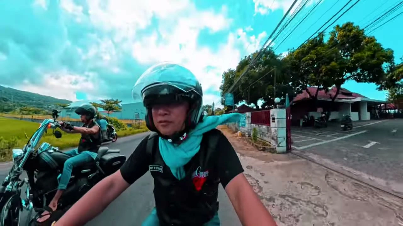 ライダー顔アップ正面（手を広げる）｜2026年2月 バリ島ハーレーツーリング — TEAM THE GHOST West Bali