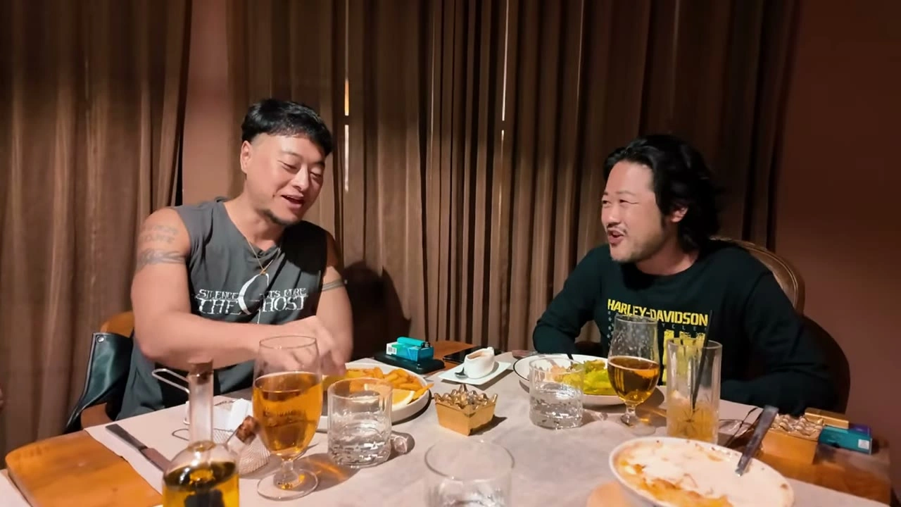 テーブルで2人が食事・談笑｜2026年2月 バリ島ハーレーツーリング — TEAM THE GHOST West Bali