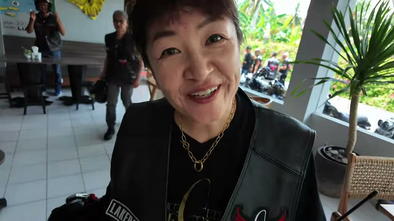 女性メンバーが満面の笑顔｜2026年2月 バリ島ハーレーツーリング — TEAM THE GHOST West Bali