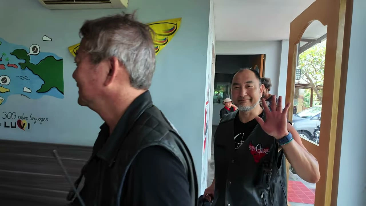 白人メンバー＋仲間が手を振る｜2026年2月 バリ島ハーレーツーリング — TEAM THE GHOST West Bali
