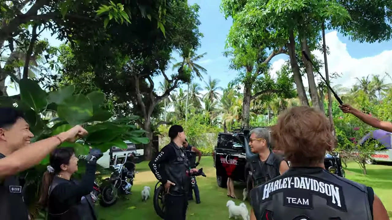 メンバーが握手・談笑｜2026年2月 バリ島ハーレーツーリング — TEAM THE GHOST West Bali