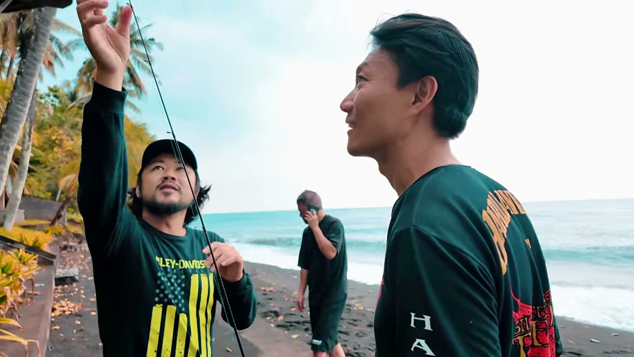 ビーチで2人が手を上げる｜2026年2月 バリ島ハーレーツーリング — TEAM THE GHOST West Bali