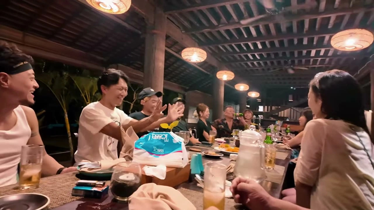 夜のディナーでメンバー大勢が笑顔｜2026年2月 バリ島ハーレーツーリング — TEAM THE GHOST West Bali