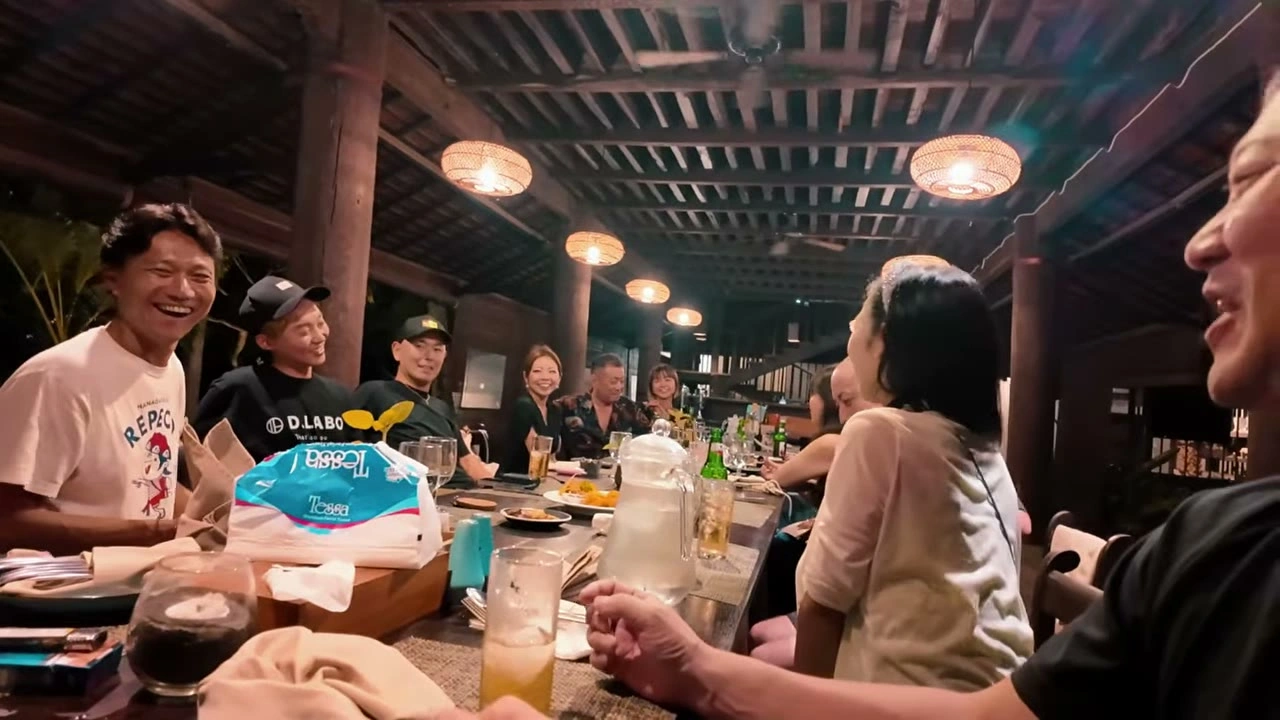 夜のディナーでメンバー｜2026年2月 バリ島ハーレーツーリング — TEAM THE GHOST West Bali