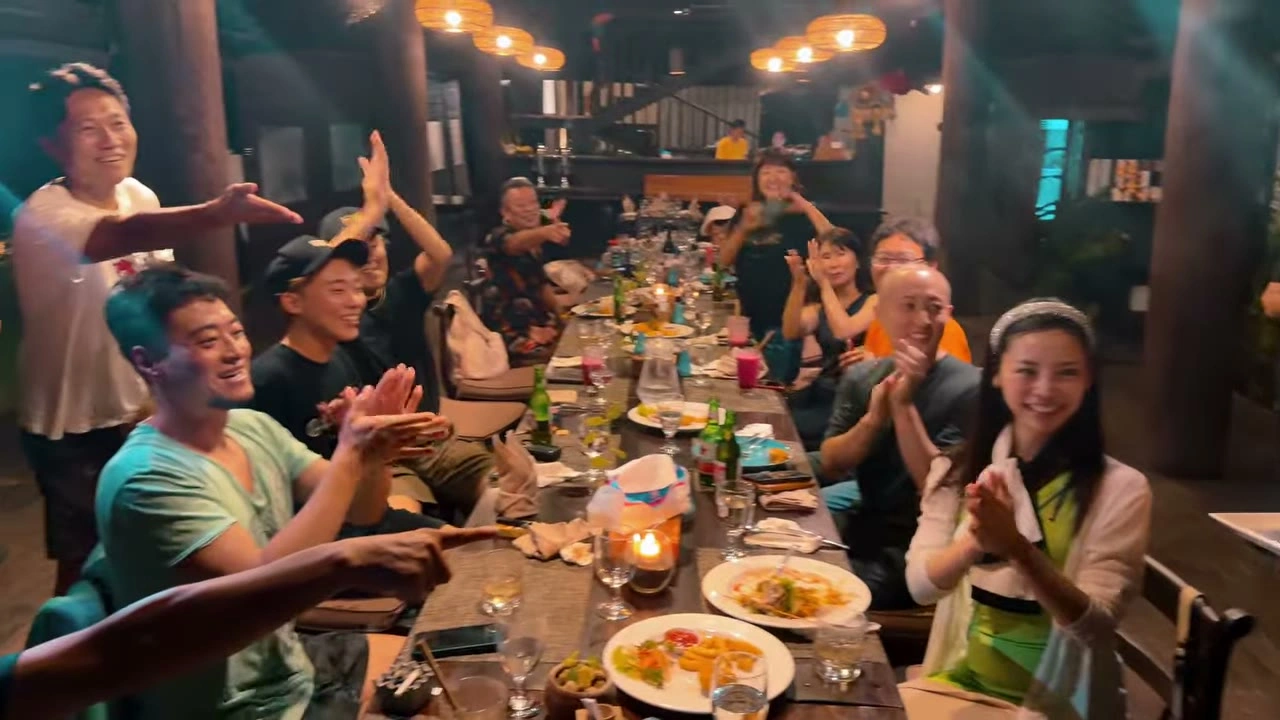 大勢が手を上げて祝う｜2026年2月 バリ島ハーレーツーリング — TEAM THE GHOST West Bali