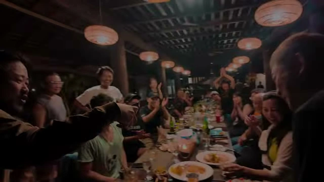 大勢が笑顔で拍手｜2026年2月 バリ島ハーレーツーリング — TEAM THE GHOST West Bali