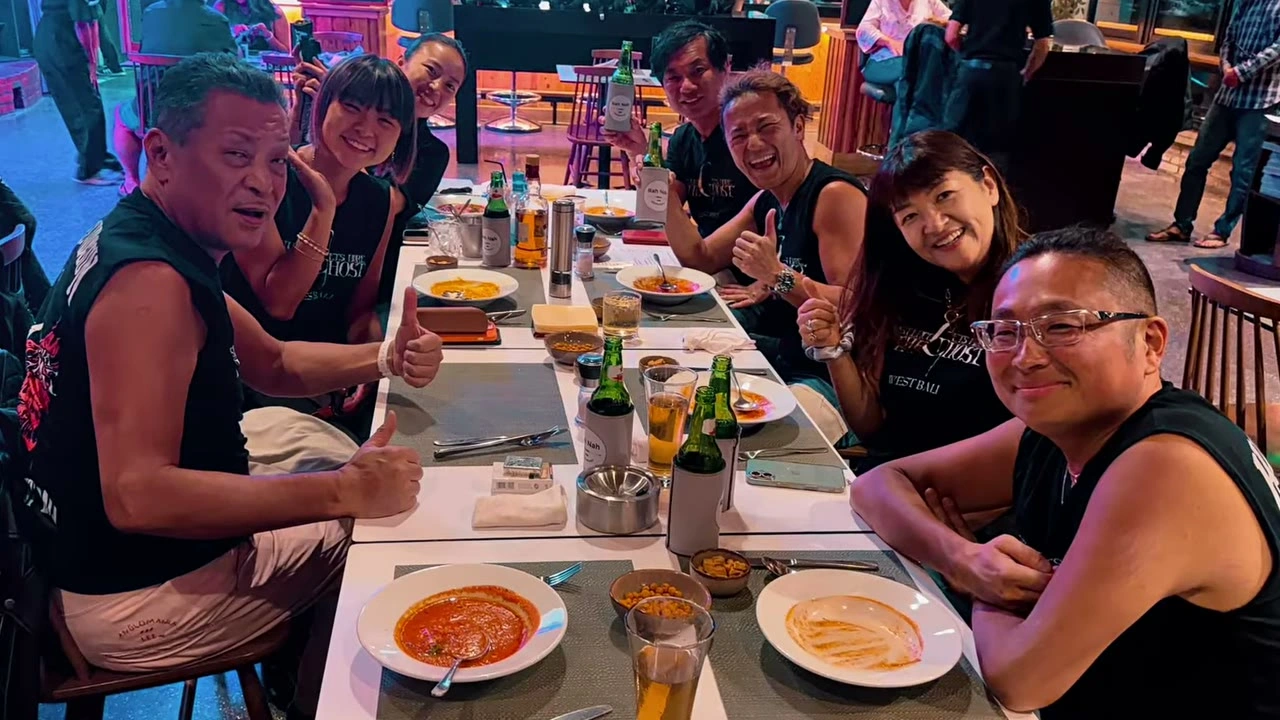テーブルでメンバー笑顔｜2026年2月 バリ島ハーレーツーリング — TEAM THE GHOST West Bali