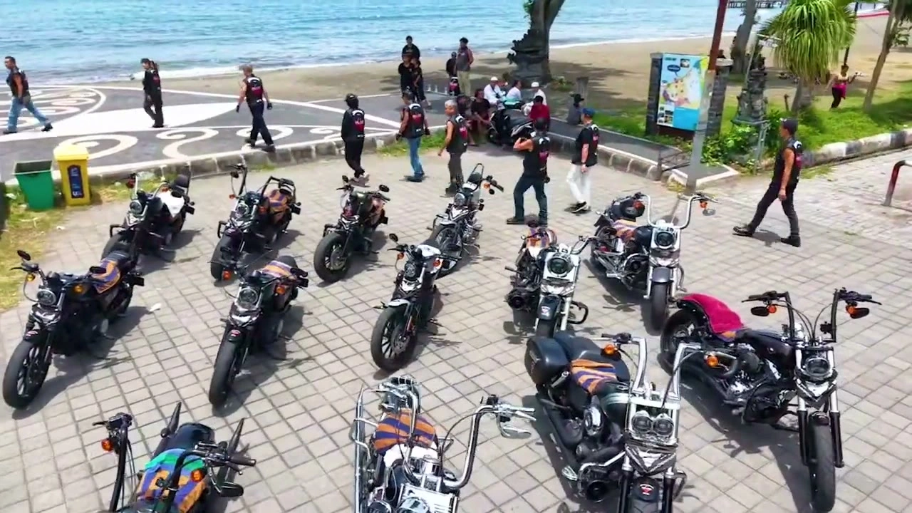 ビーチ沿いにバイク整列（海）｜2026年2月 バリ島ハーレーツーリング — TEAM THE GHOST West Bali