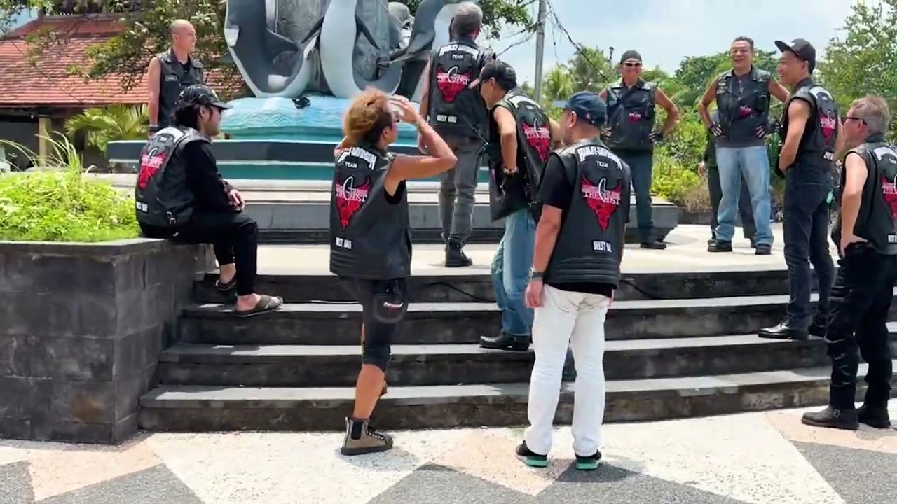 白い像の展望台でメンバー（GHOSTベスト）｜2026年2月 バリ島ハーレーツーリング — TEAM THE GHOST West Bali