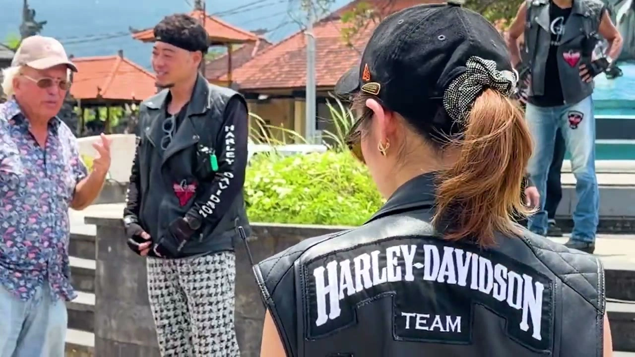 白人男性＋メンバー談笑｜2026年2月 バリ島ハーレーツーリング — TEAM THE GHOST West Bali
