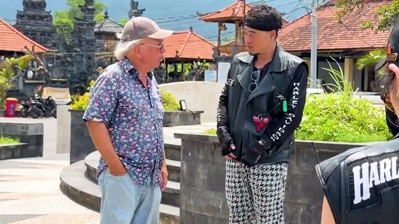 白髪の男性＋メンバー（談笑）｜2026年2月 バリ島ハーレーツーリング — TEAM THE GHOST West Bali