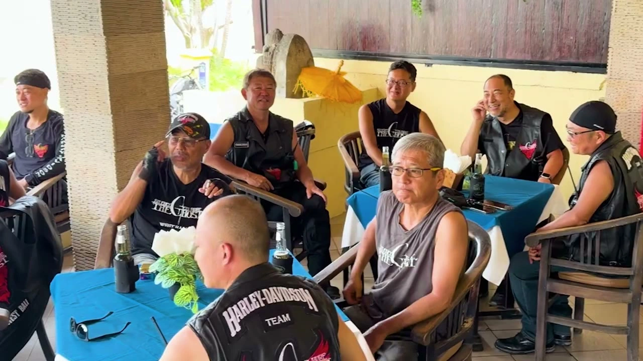 カフェでメンバー集合（座る）｜2026年2月 バリ島ハーレーツーリング — TEAM THE GHOST West Bali