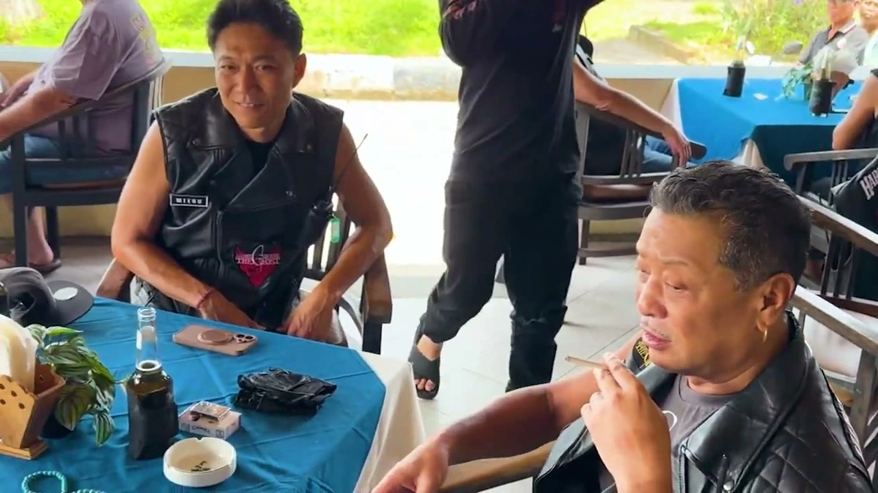 メンバーがマイクで話す｜2026年2月 バリ島ハーレーツーリング — TEAM THE GHOST West Bali