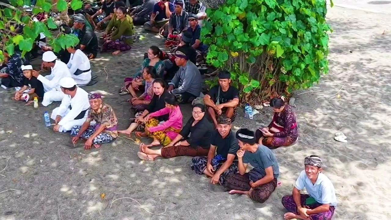 バリの正装の人々が浜辺で祈り（文化的）｜2026年2月 バリ島ハーレーツーリング — TEAM THE GHOST West Bali