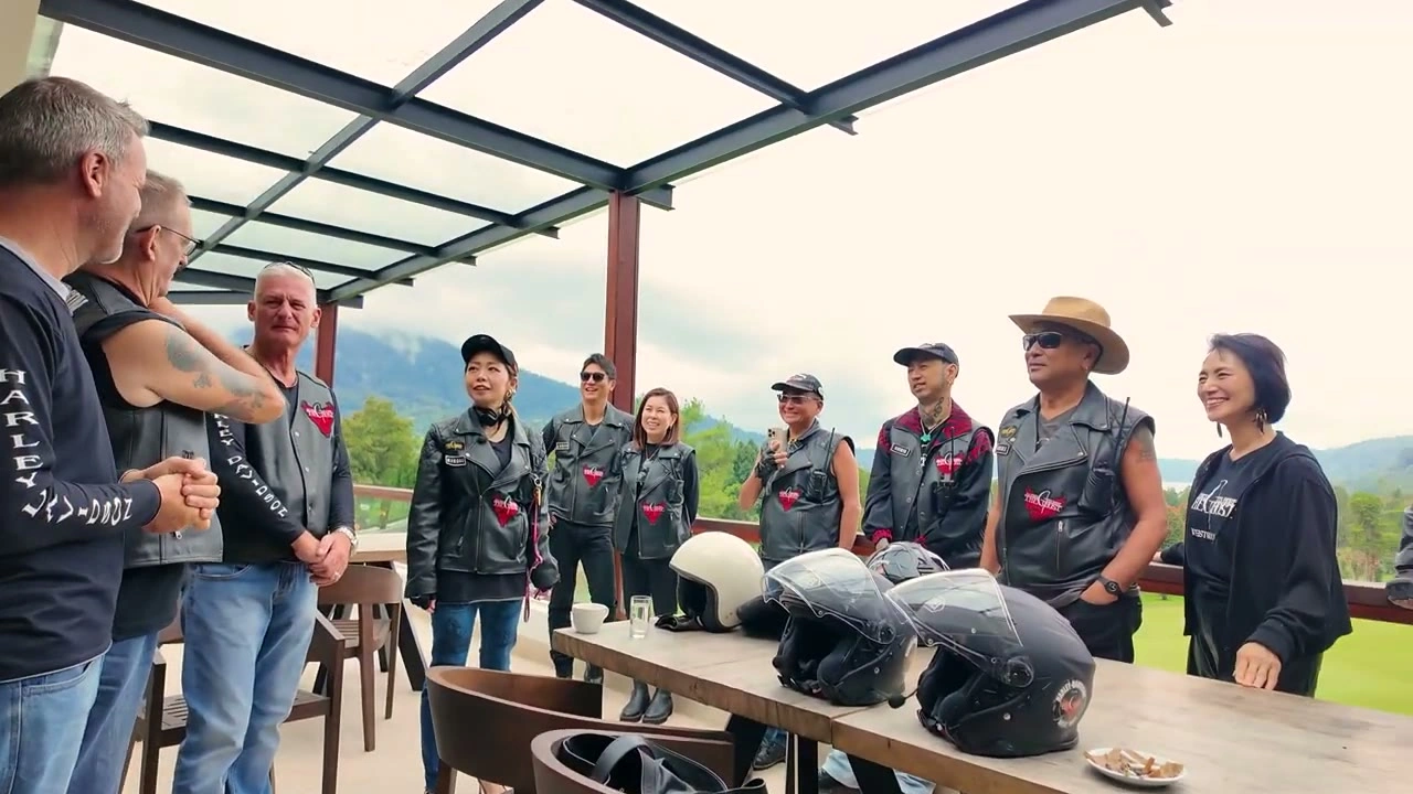 東屋でメンバー集合（大人数）｜2026年3月 バリ島ハーレーツーリング — TEAM THE GHOST West Bali