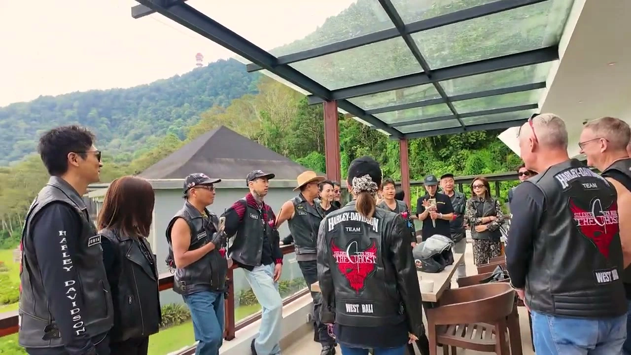 東屋でメンバー乾杯｜2026年3月 バリ島ハーレーツーリング — TEAM THE GHOST West Bali