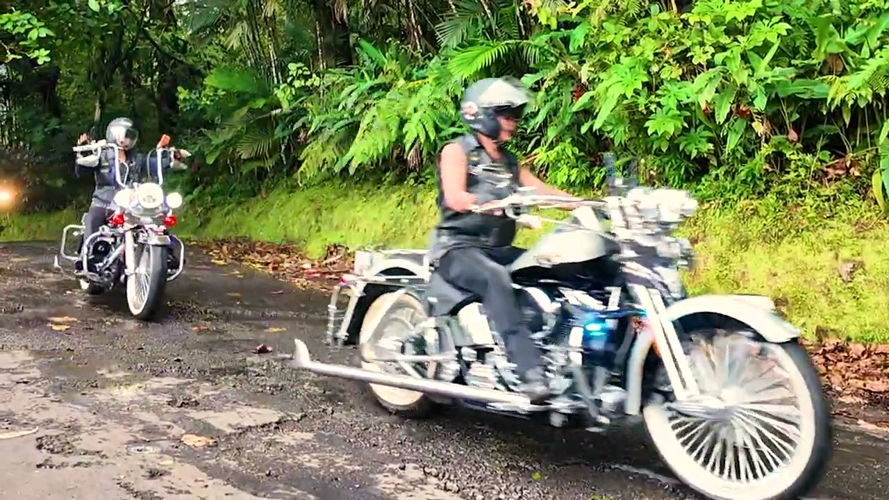 白バイクの女性ライダー正面｜2026年3月 バリ島ハーレーツーリング — TEAM THE GHOST West Bali
