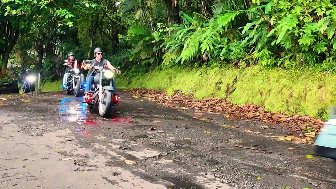 手を上げるライダー｜2026年3月 バリ島ハーレーツーリング — TEAM THE GHOST West Bali